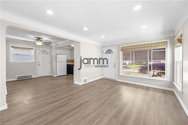 Building Photo - 1653 Woodhurst Ave