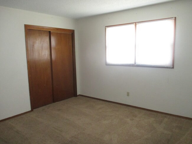 Building Photo - Central Location