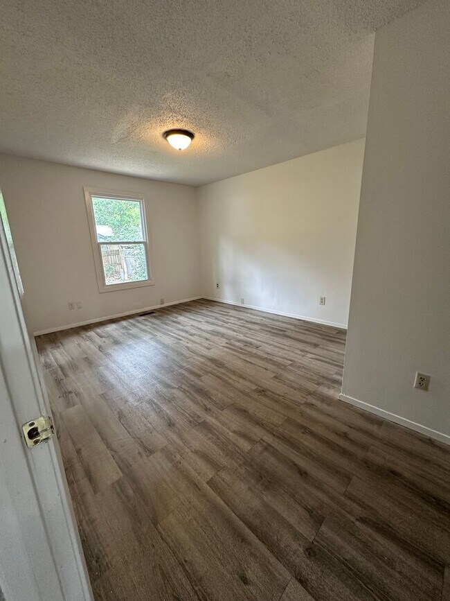 Building Photo - Available Now 3 bedroom 1.5 bathroom 1 car garage!