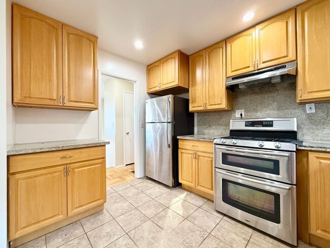 Building Photo - Coastal 3-Bed/2-Bath Home with Ocean View! ***PLEASE READ DESCRIPTION***