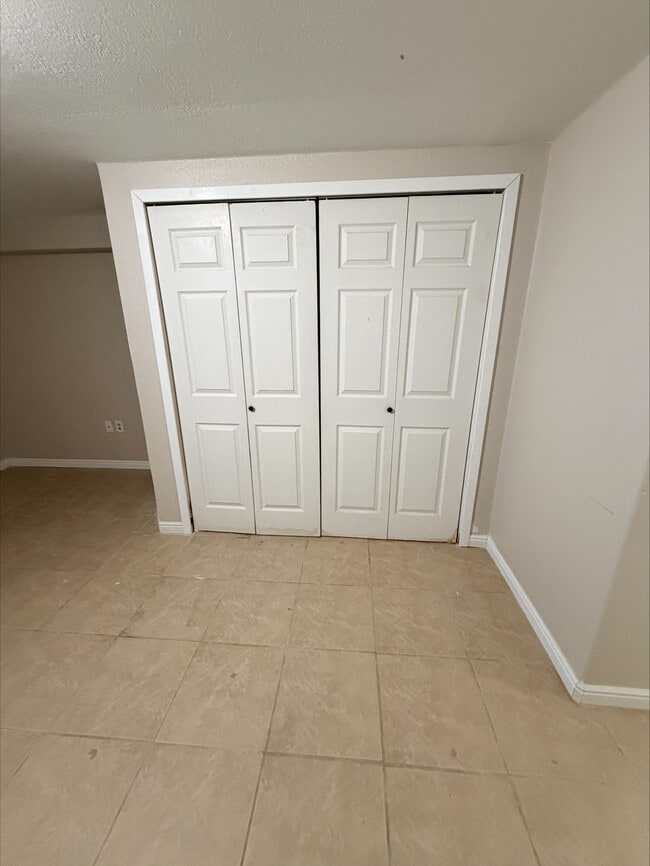 Building Photo - 1327B 9th W Ave