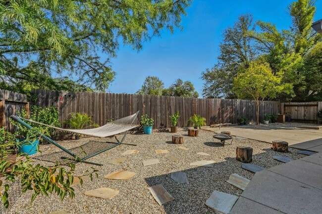 Building Photo - Single-Story 3 Bedroom Home in Quiet El Do...