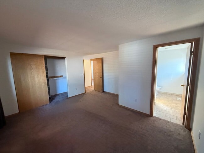 Building Photo - Spacious 3BD/2BA Home with Two-Car Garage,...