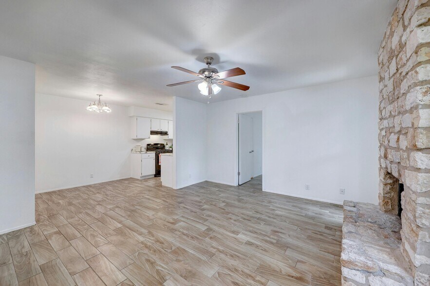Building Photo - 703 Country Aire Dr