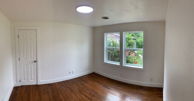 Building Photo - Updated, One Level Home with Two Bedrooms & One Bathroom, and Fully-Fenced Back Yard!