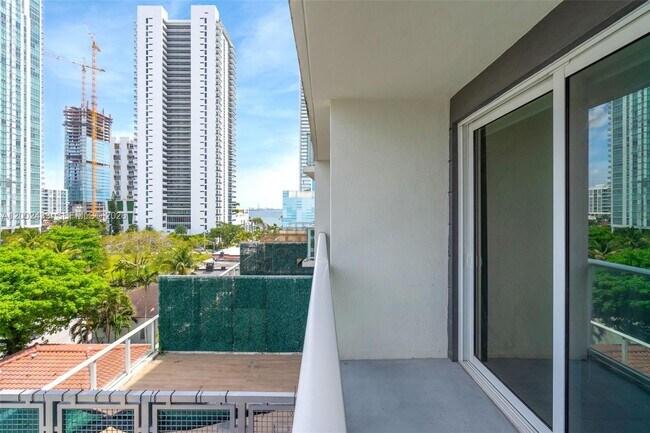 Building Photo - 321 NE 26th St