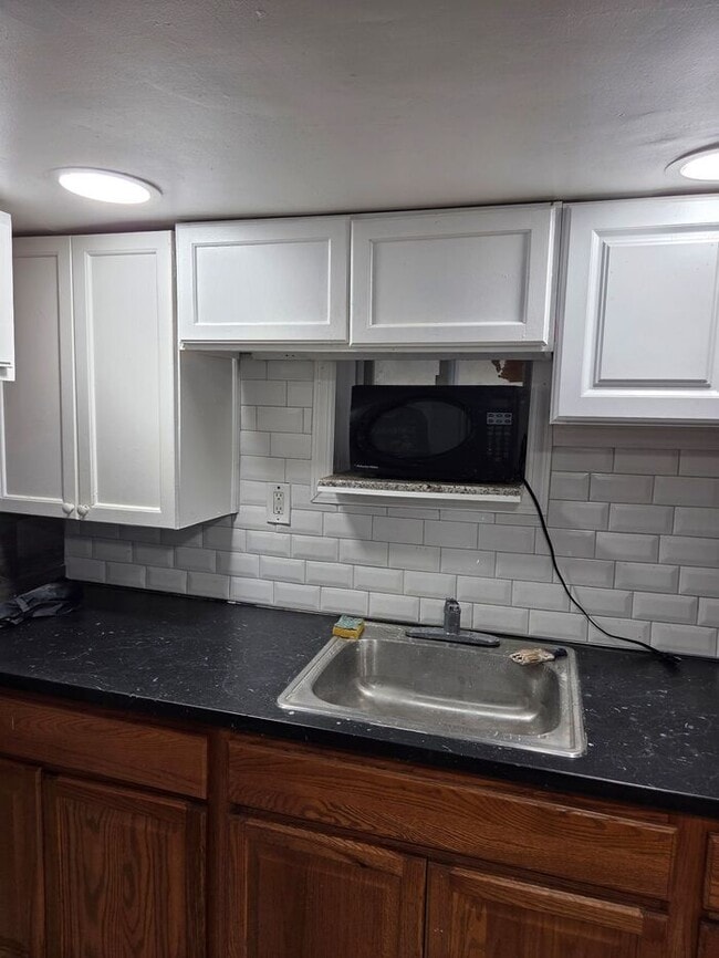 Building Photo - Spacious 3.5 BDR Apartment with Closed Front Balcony & Backyard Access!