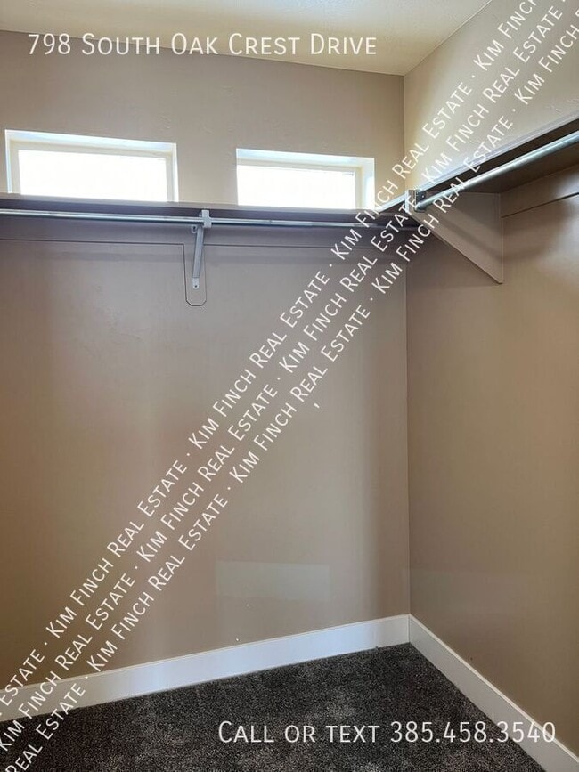 Building Photo - 798 S Oak Crest Dr