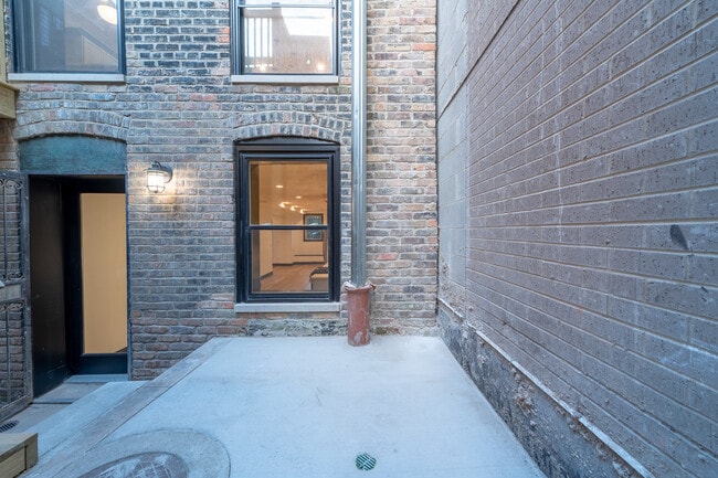 Building Photo - 28 N Throop St