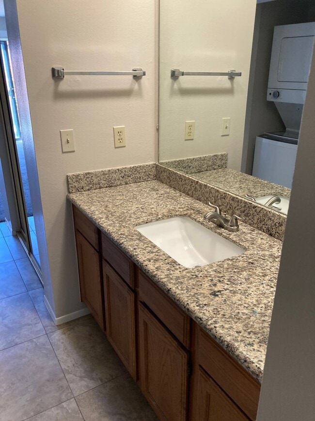 Building Photo - 3 bedroom condo in Village of Oak Creek