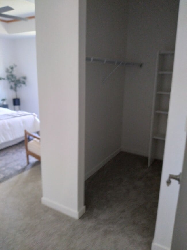 Building Photo - 2701 Pond Dr