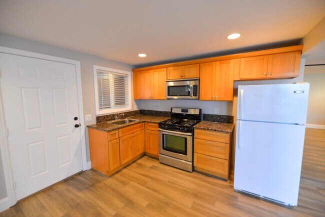 Building Photo - 1006 S El Camino Real