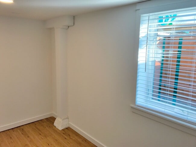 Building Photo - LAIRG01