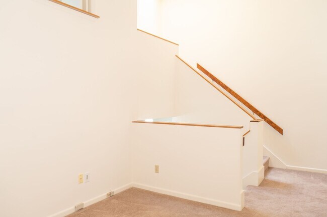 Building Photo - 2 Bedroom Townhouse Available in July