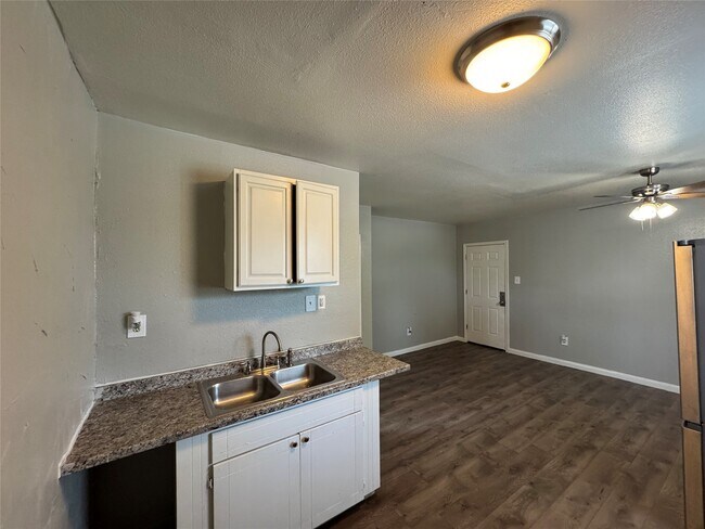 Building Photo - 2705 Lorraine St