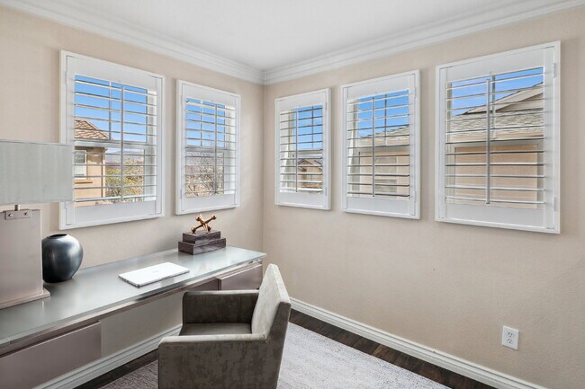 Building Photo - Stunning Corner Unit with Mountain Views & Prime Location!