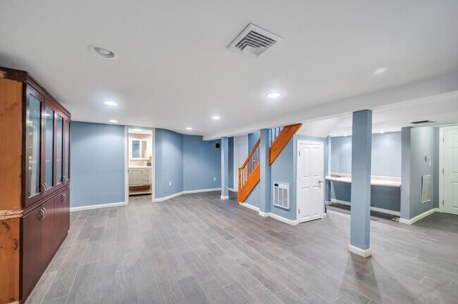 Building Photo - 18 Parkside Dr