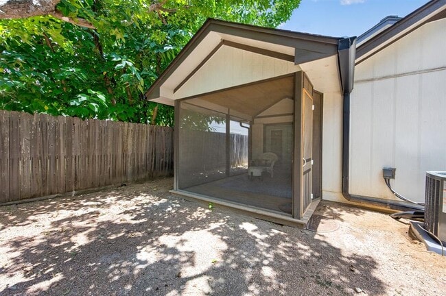 Building Photo - 801 Kavanagh Dr