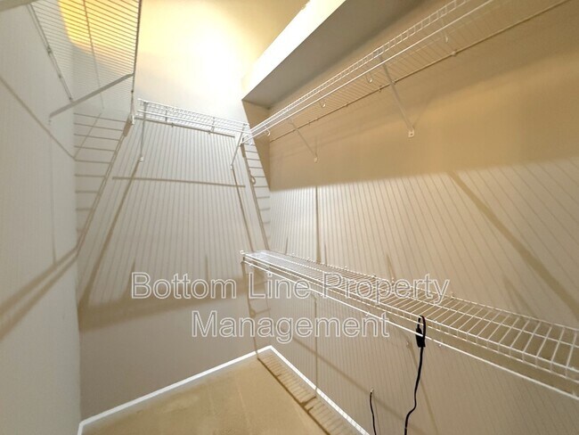 Building Photo - 2321 Heathershire Ln