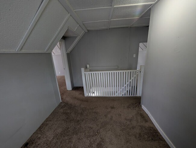 Building Photo - Spacious 3-Bedroom, 1.5-Bathroom Home with Garage – $1,550/Month - Accepting Section 8