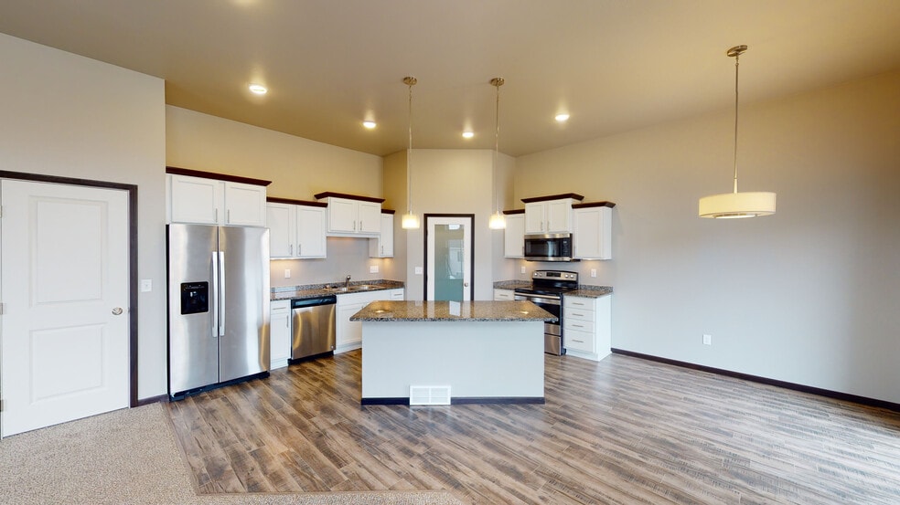 tri-level kitchen - Diamond Creek Townhomes