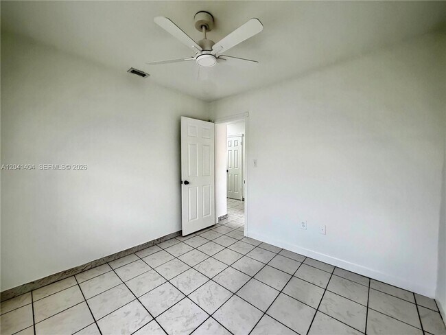 Building Photo - 913 NW 22nd Pl