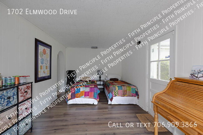 Building Photo - 1702 Elmwood Dr