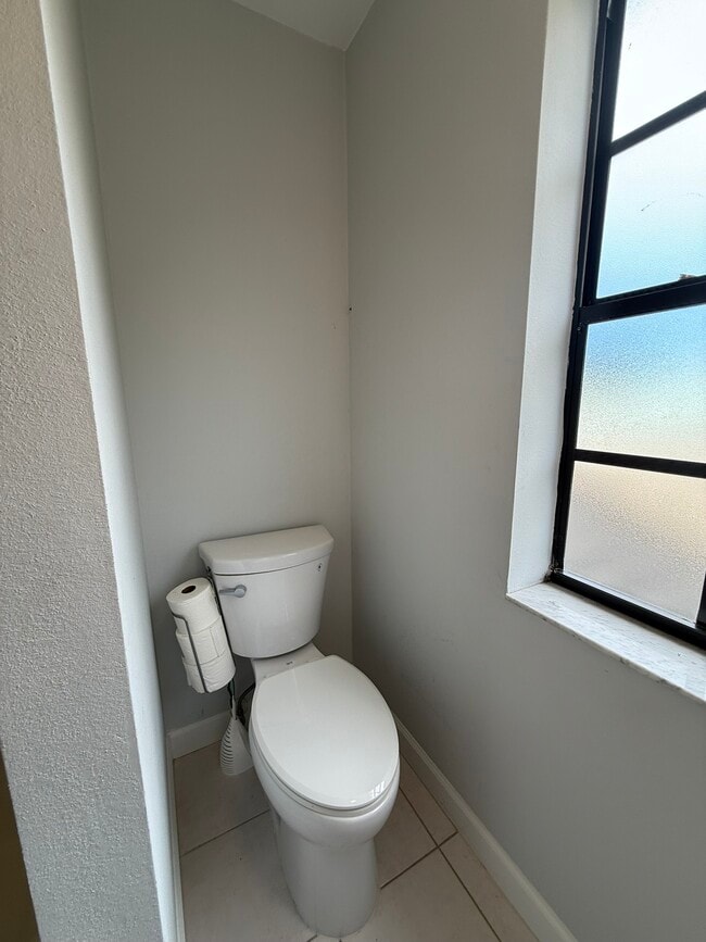 Building Photo - 1070 Sanibel Ct