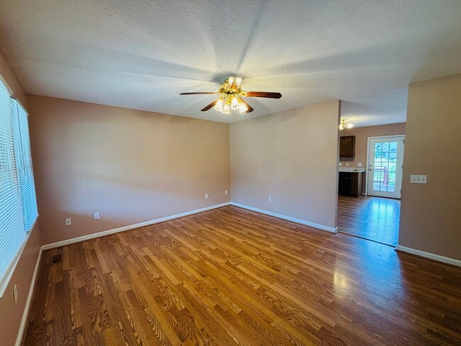 Building Photo - 1302 Sandy Cir