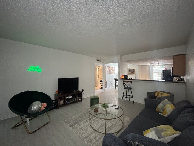 Building Photo - Newly Updated & Stylishly Furnished Room f...