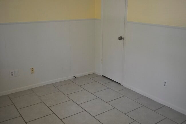 Building Photo - 802 Lochmoor Ln