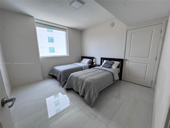 Building Photo - 400 Sunny Isles Blvd