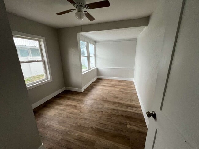 Building Photo - 3BR/1BA Home in Fort Myers with Large Detached Garage 20x25