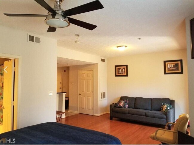 Building Photo - 1250 Parkwood Cir SE