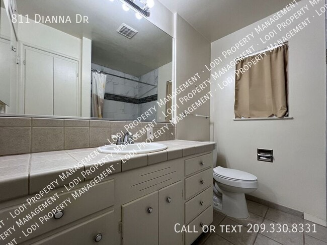 Building Photo - 811 Dianna Dr