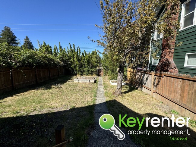 Building Photo - 3Bed/1Bath with office/bonus room House in...