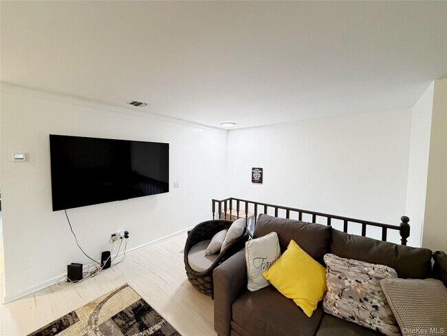 Building Photo - 276 Temple Hill Rd