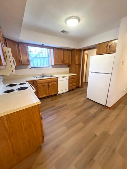 Building Photo - 10207 E 63rd Ter