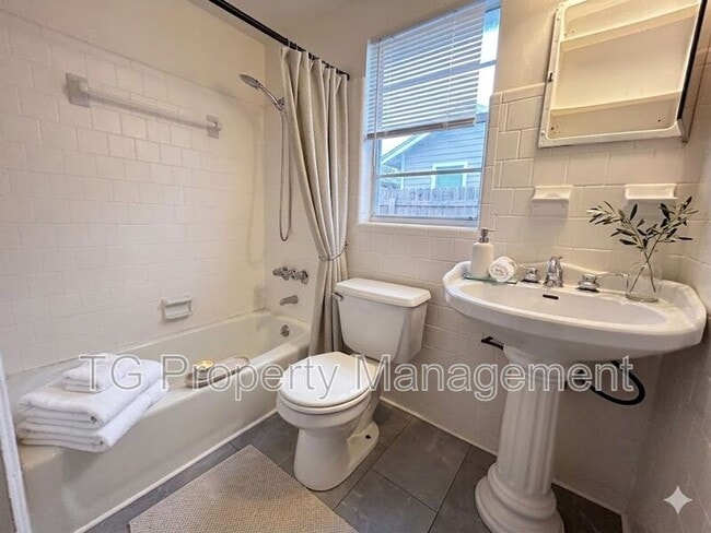 Building Photo - 2561 Rosselle St