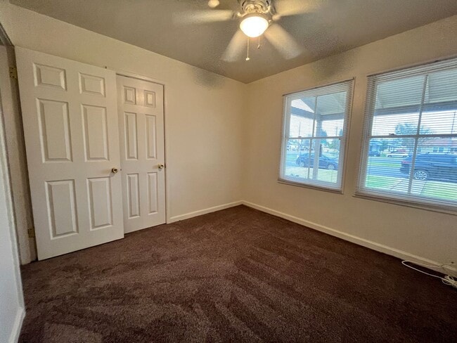 Building Photo - Centrally located 3-bedroom house