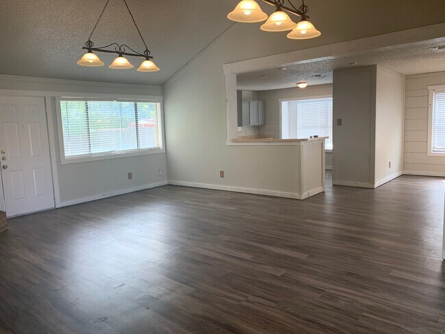 Building Photo - Affordable 3/2 House