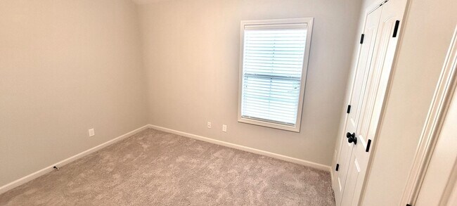 Building Photo - 844 Hedgefield Way