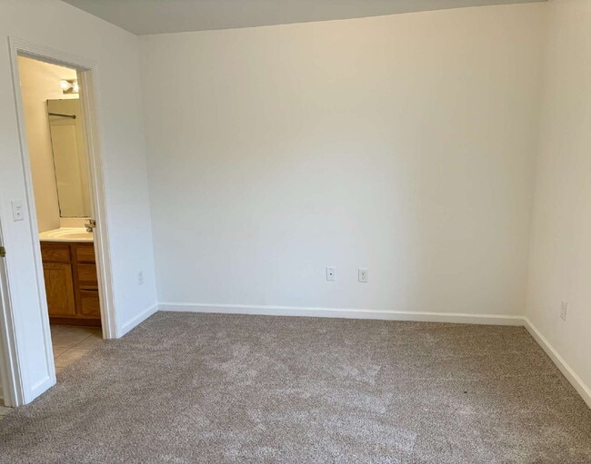 Building Photo - "Charming 2-Bed, 2-Bath Townhouse in Fort Walton Beach!"