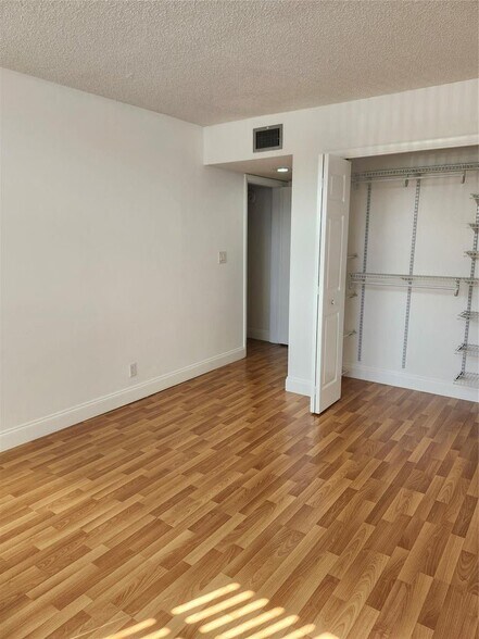 Building Photo - 16251 Golf Club Rd