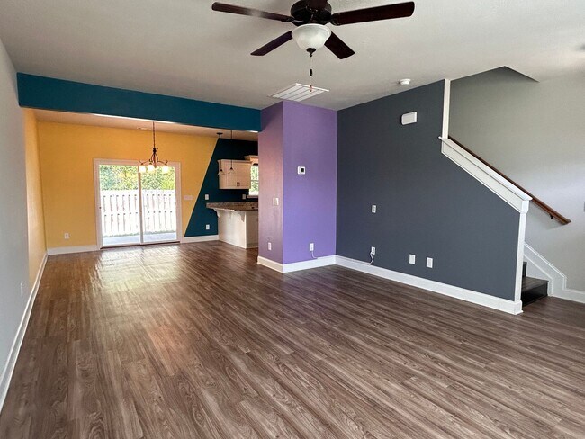 Building Photo - 204 Pebble Ln