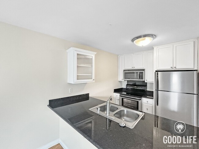 Building Photo - Stunning 1BD/1BA W/ Reserved Parking and Laundry On-Site in College East!