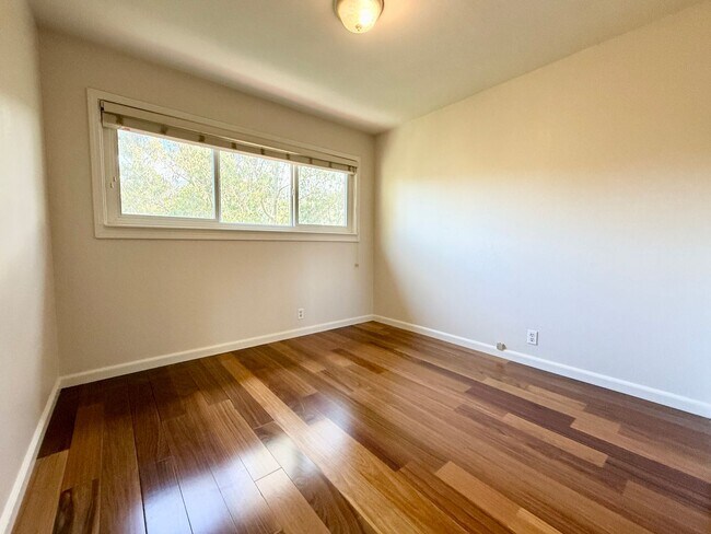 Building Photo - Gorgeously Updated 4-Bed/3-Bath Home & Ent...