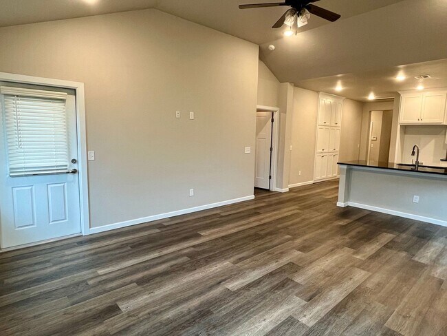 Building Photo - Beautiful 2 Bed 2 Bath!