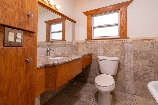 Building Photo - 421 N Emporia Ave