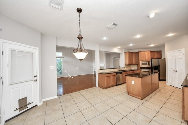 Building Photo - 4422 Roundtree Ln